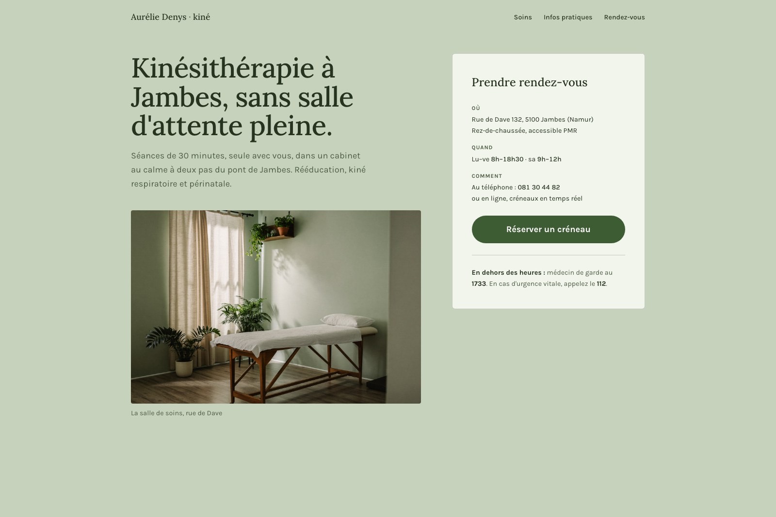 La page d'une kinésithérapeute sur vert sauge doux : la photographie de la salle de soin à côté d'une carte de réservation blanc cassé avec horaires et ligne d'urgence