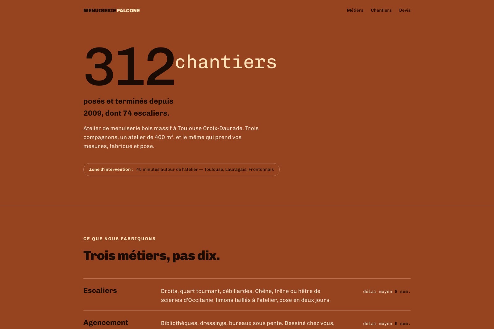 La page d'une menuiserie sur argile brûlée : un immense chiffre presque noir qui compte les chantiers livrés, les métiers listés en rangées réglées