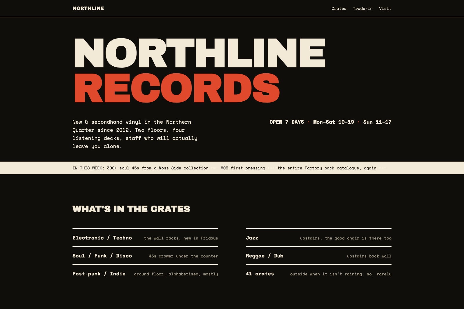 La page d'un disquaire : le nom de la boutique en immense wordmark d'affiche crème et rouge sur noir, les bacs classés comme une liste de prix