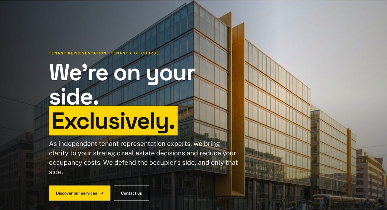 Une page d'immobilier : un immeuble de bureaux en verre au crépuscule derrière le titre, un mot surligné en jaune, deux boutons dessous
